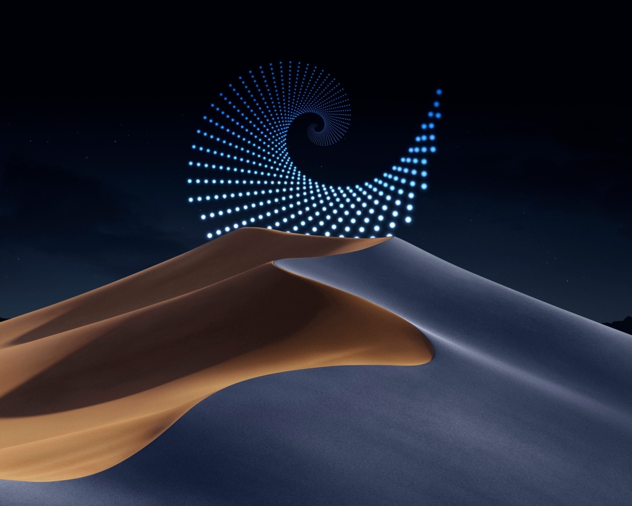 Яркая спираль над песчаной дюной