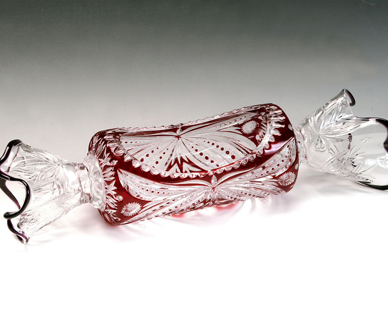 Декоративная хрустальная конфета на сером фоне