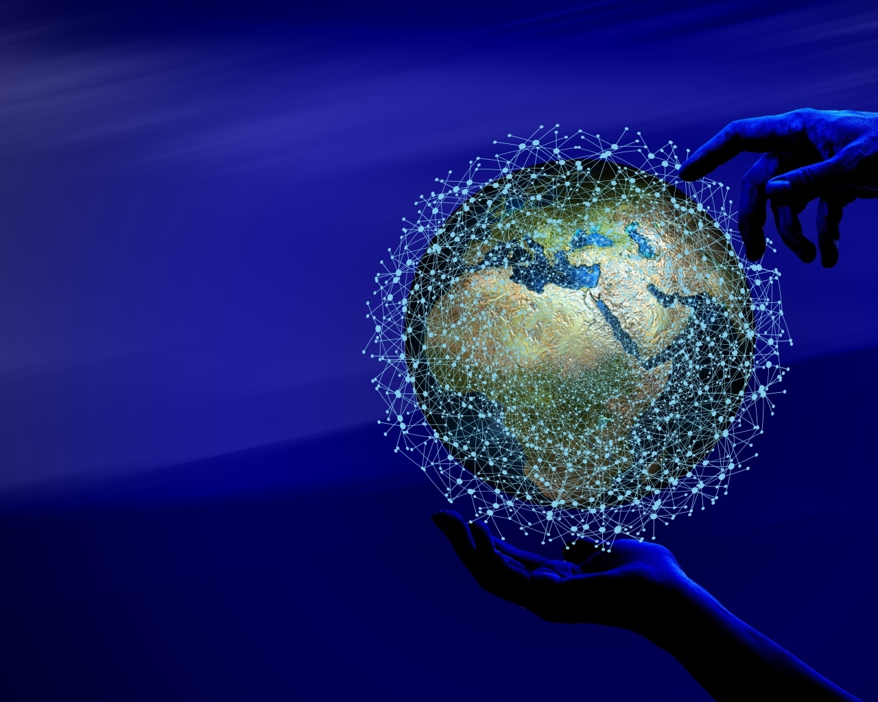 Земля в информационной паутине в руках на синем фоне