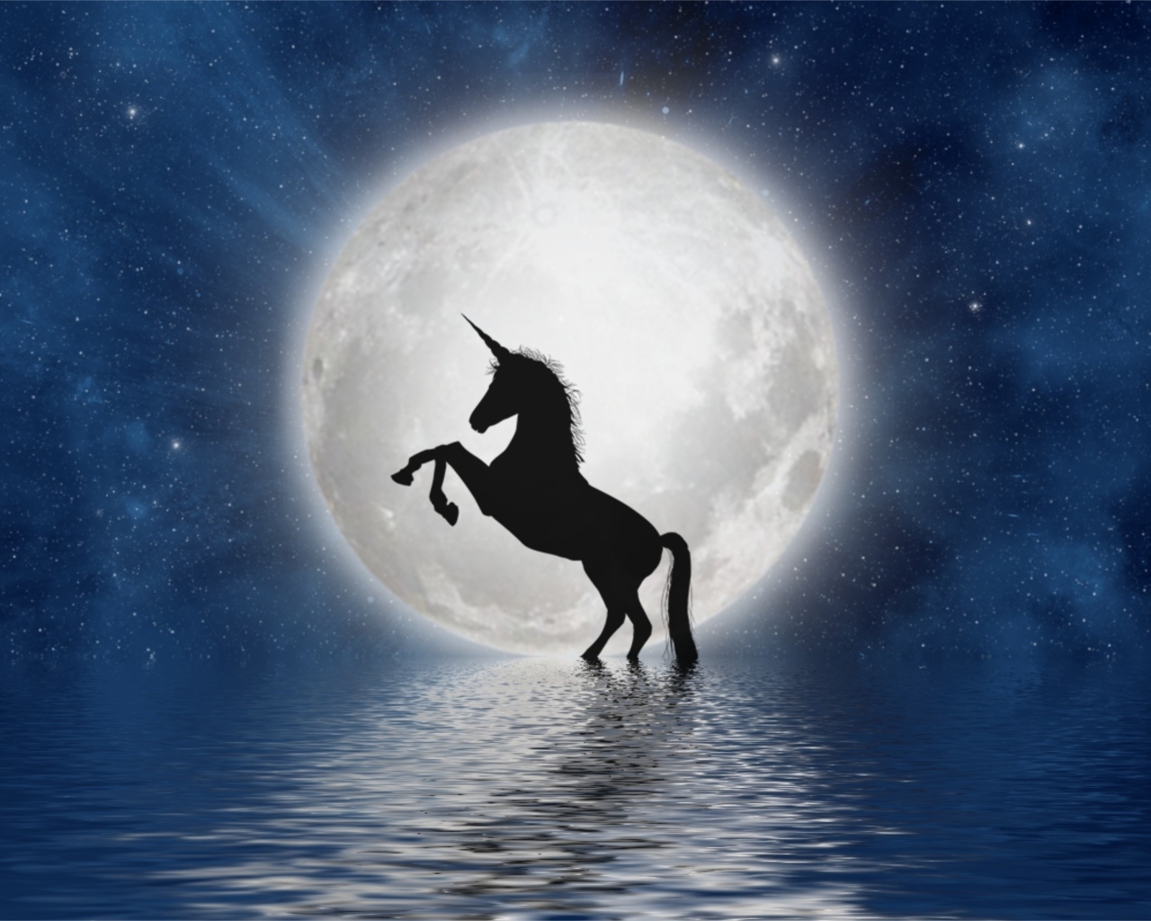 Фантастический единорог на фоне луны