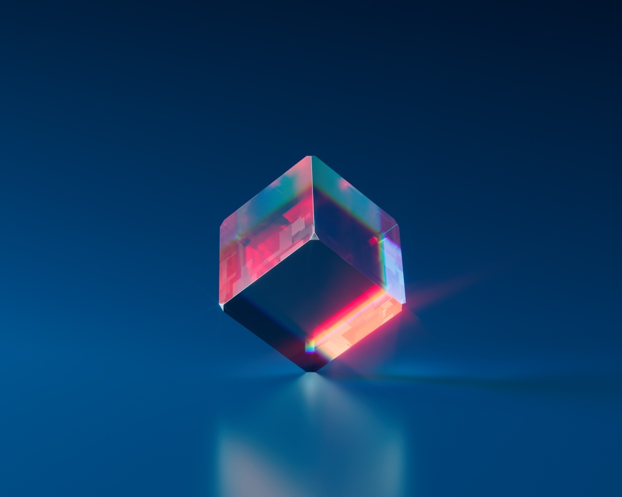 Стеклянный 3д куб на синем фоне