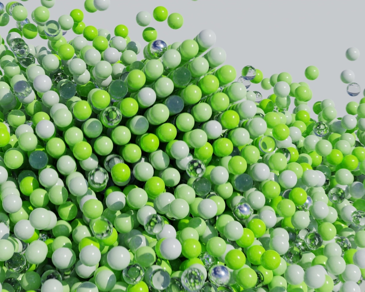 Много пластиковых и стеклянных зеленых шариков
