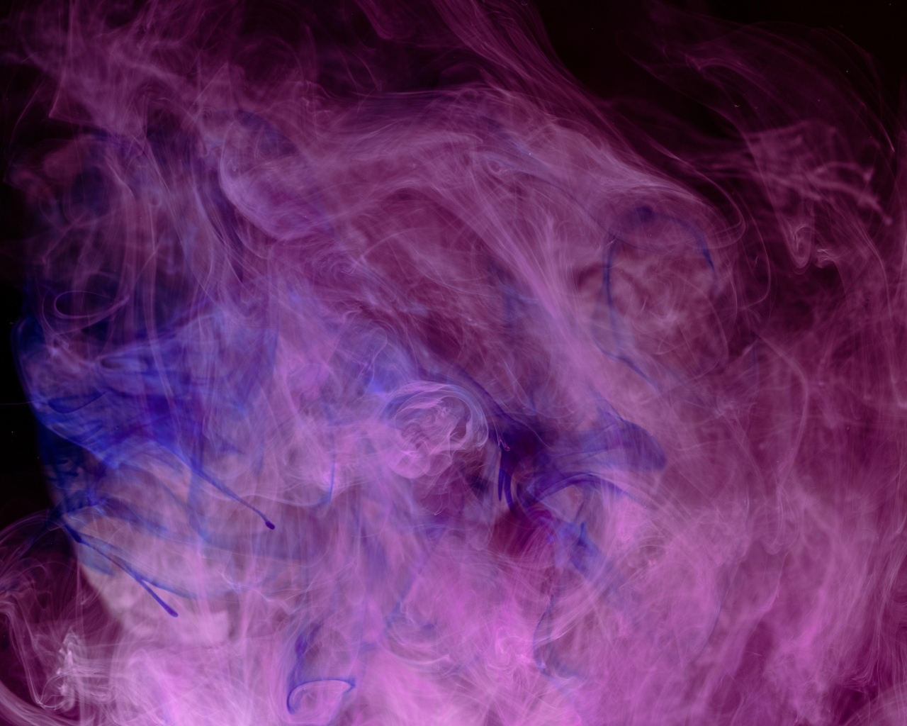 Розовый дым на черном фоне