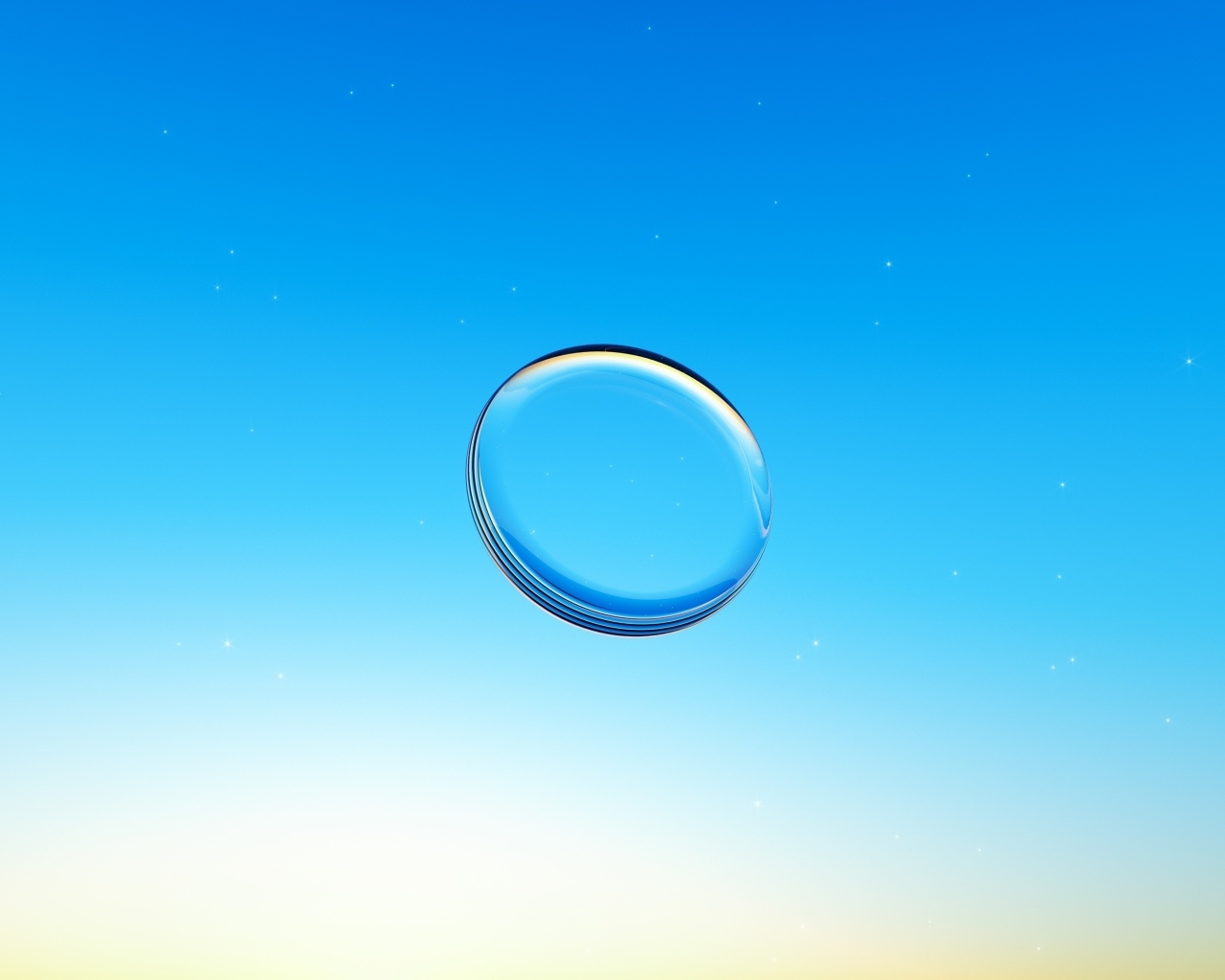 Капля воды на голубом фоне крупным планом