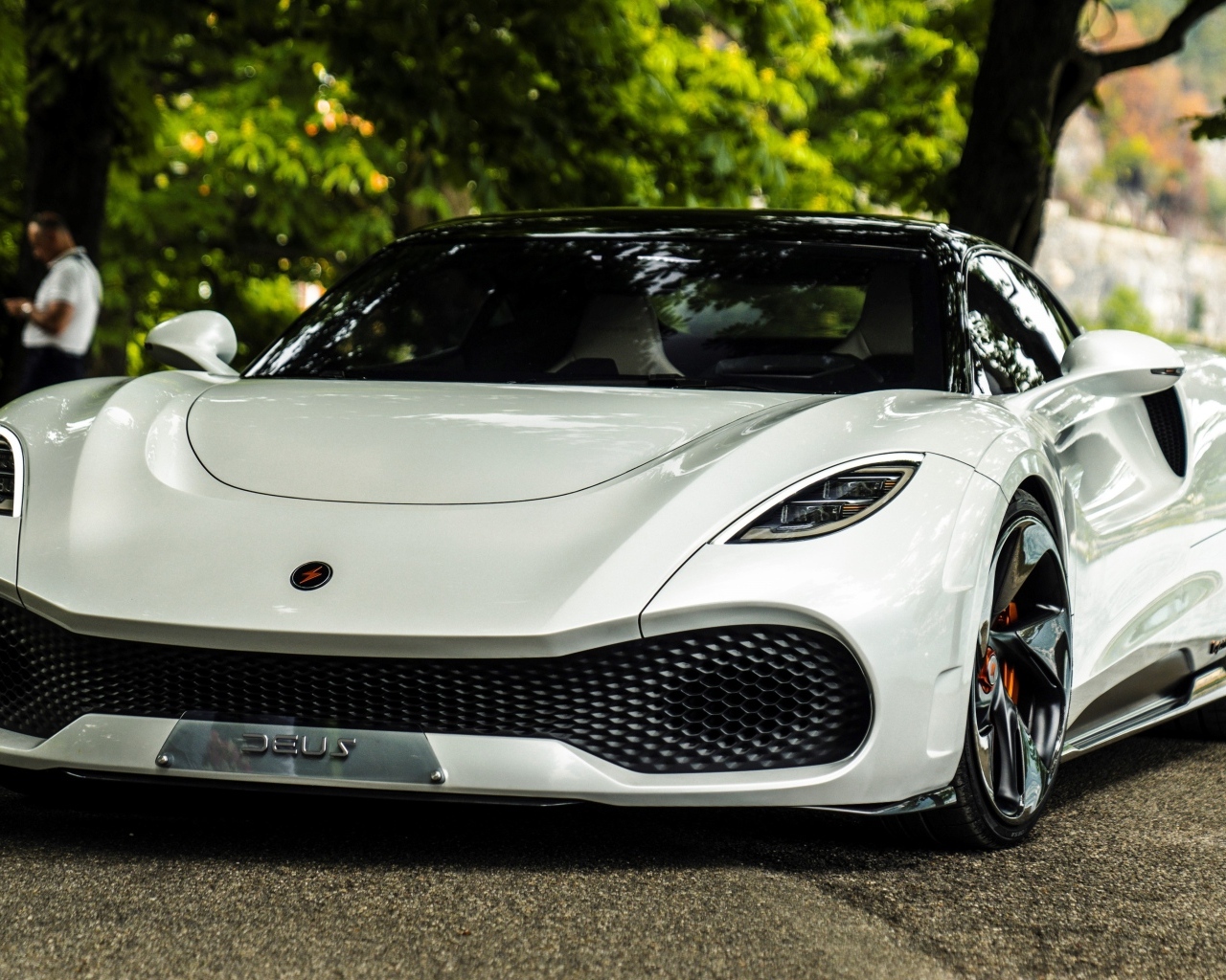 Белый автомобиль Deus Vayanne Concept 2022 года