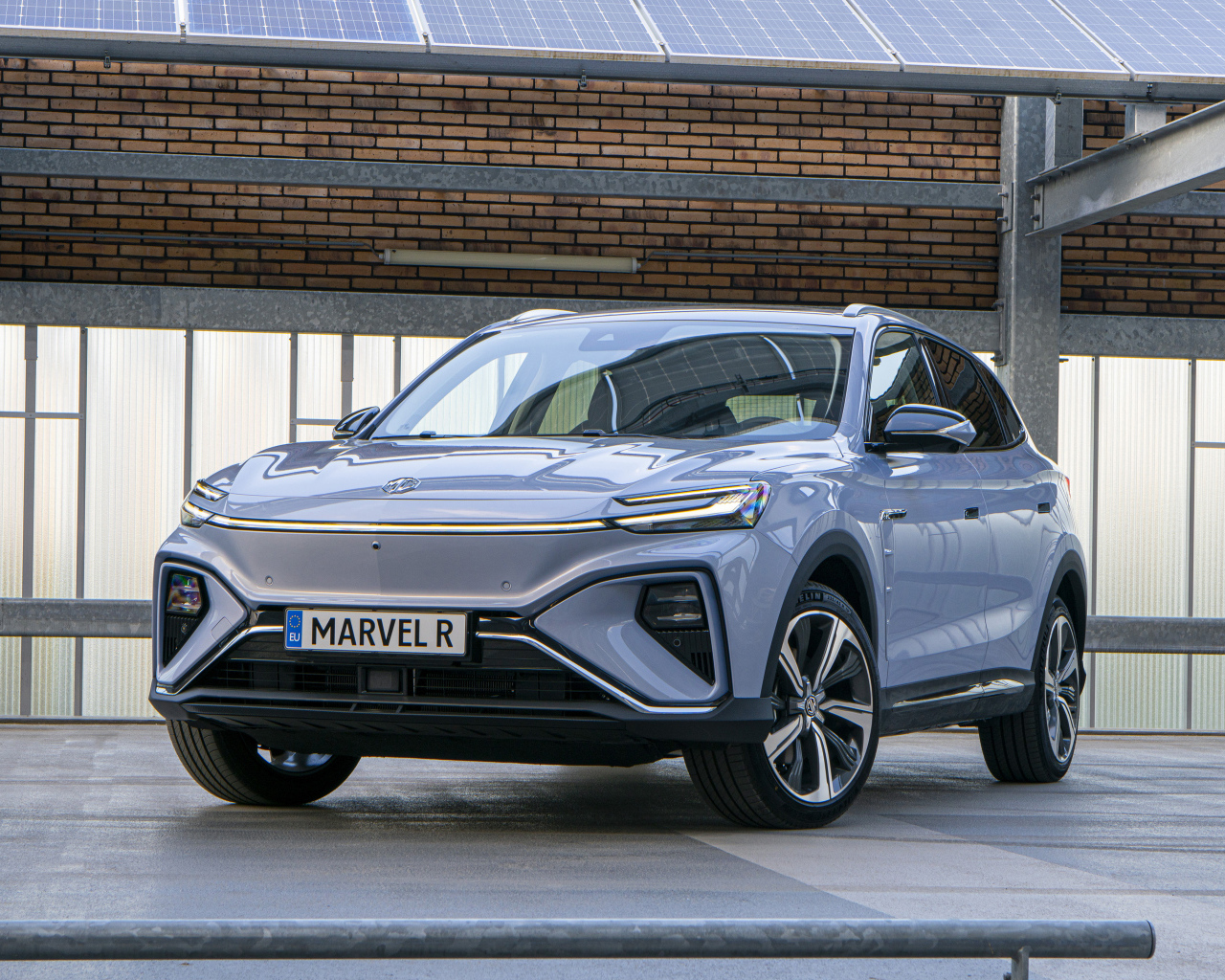Серебристый автомобиль MG Marvel R 2023 года