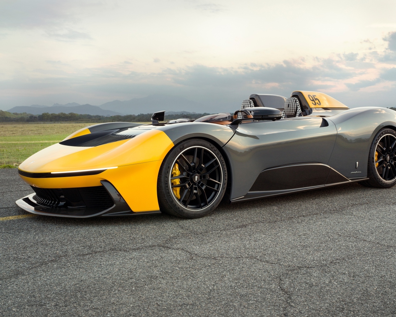 Гоночный автомобиль Pininfarina B95 Prototipo 2023 года на трассе