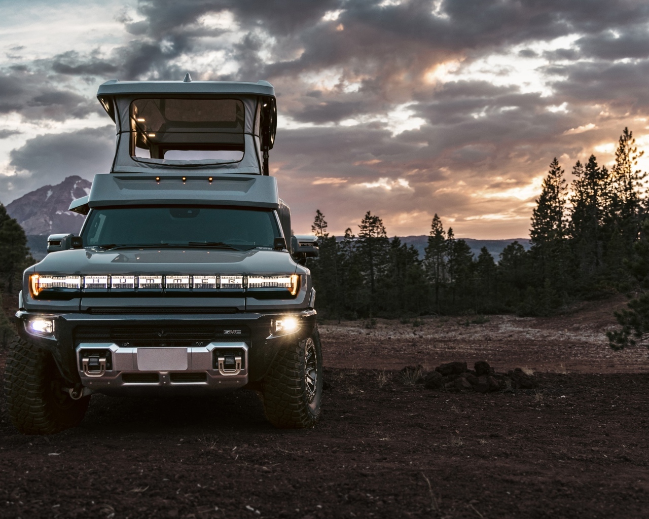Автомобиль GMC HUMMER EV EarthCruiser 2024 года на фоне неба
