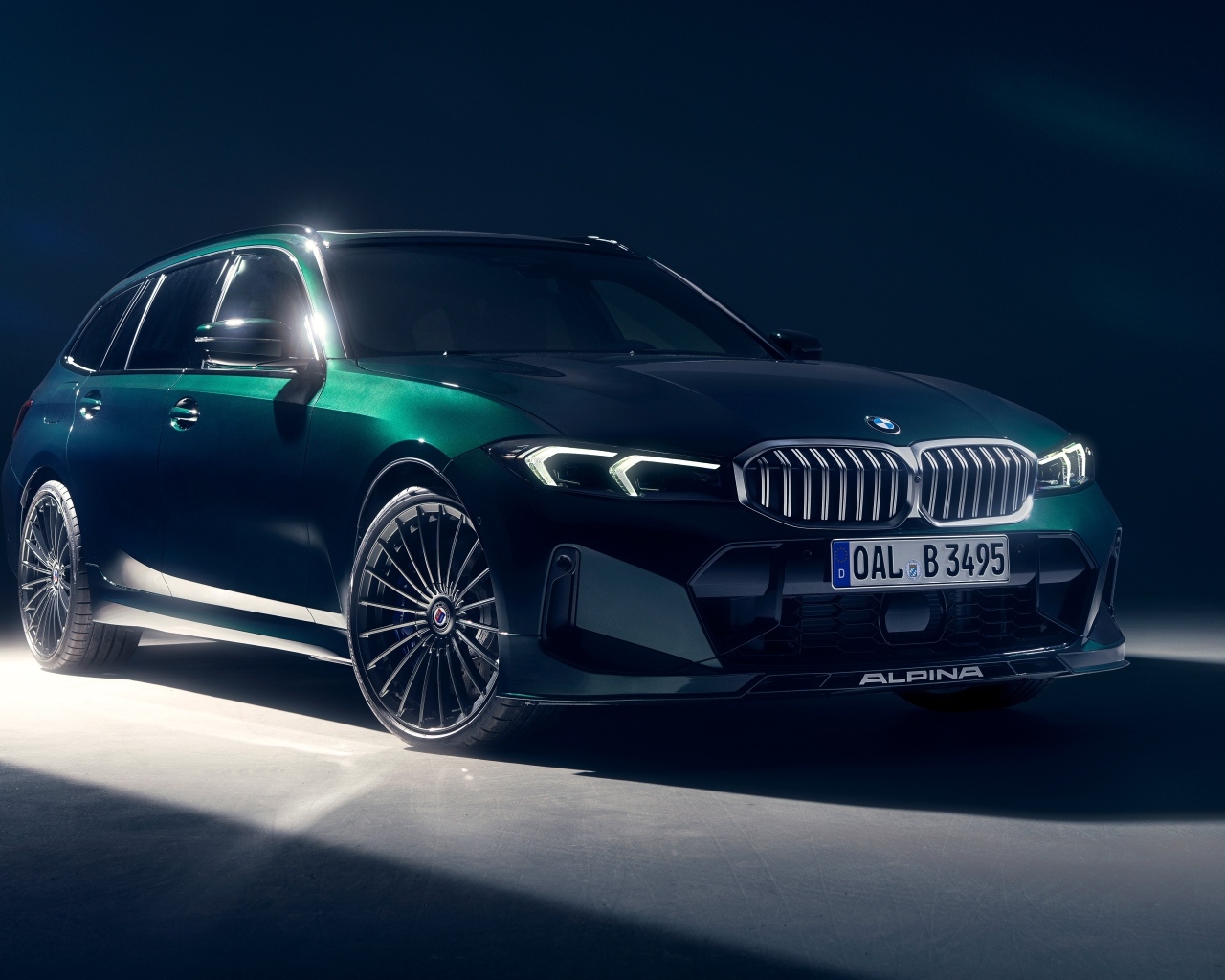 Зеленый автомобиль Alpina B3 Touring