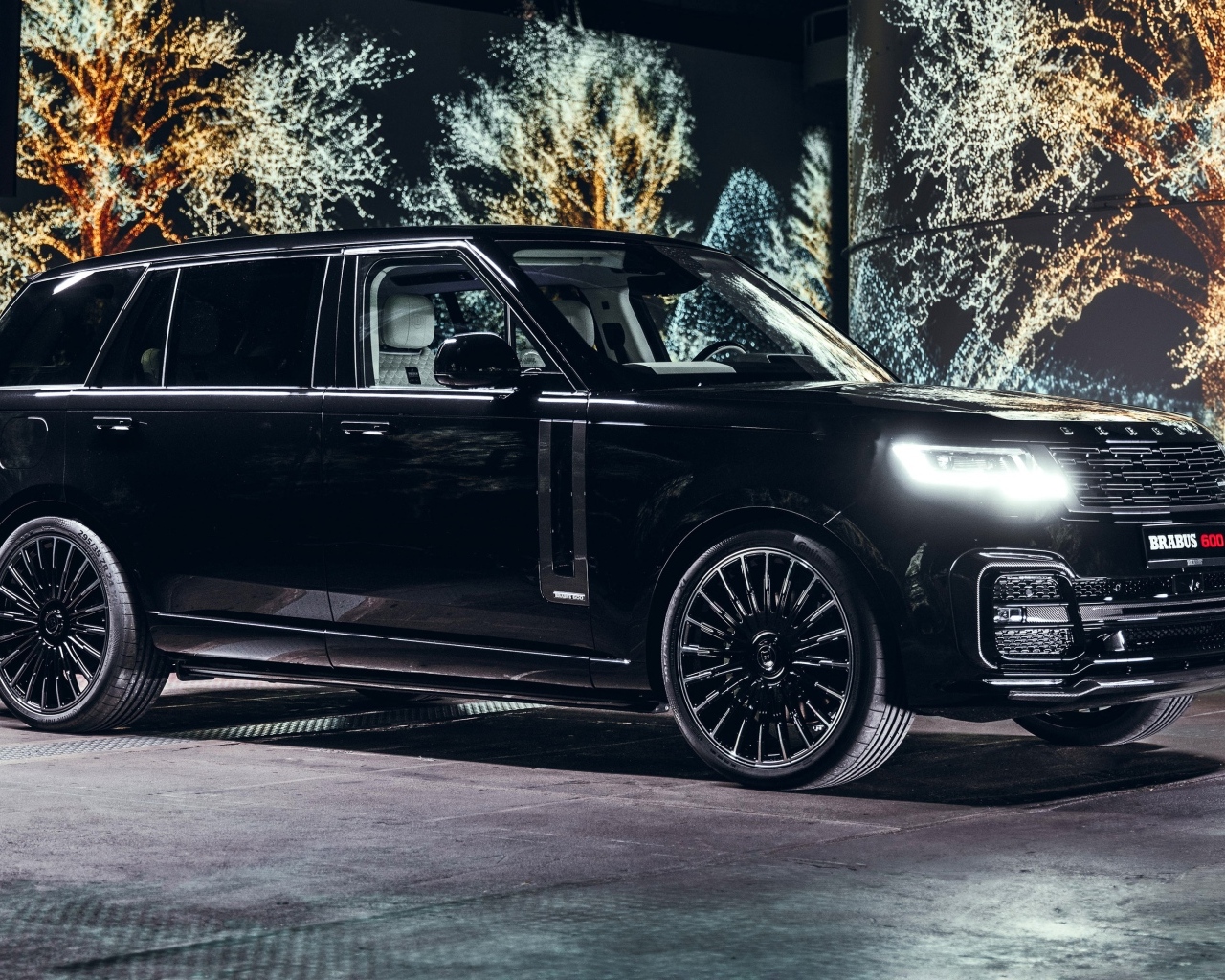 Большой черный Brabus 600 2023 года