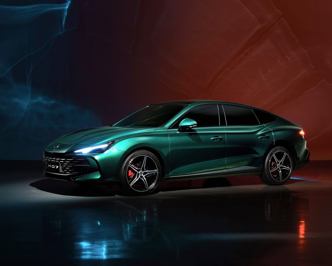 Большой зеленый автомобиль MG 7 Trophy