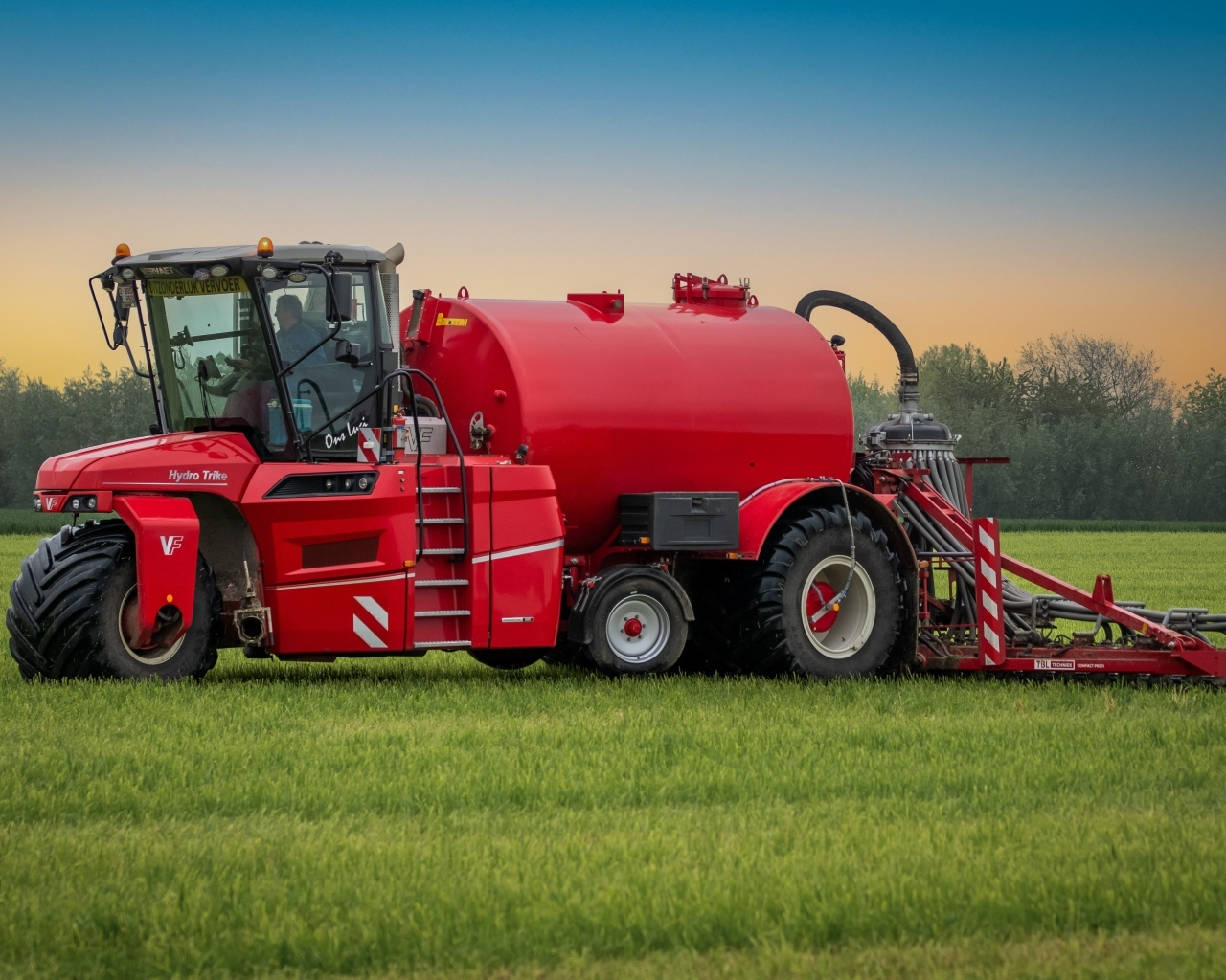 Большой красный комбайн на поле