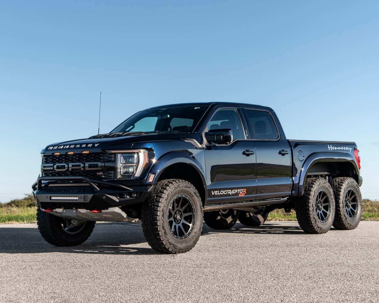 Черный джип Hennessey VelociRaptoR 6x6 2024 года