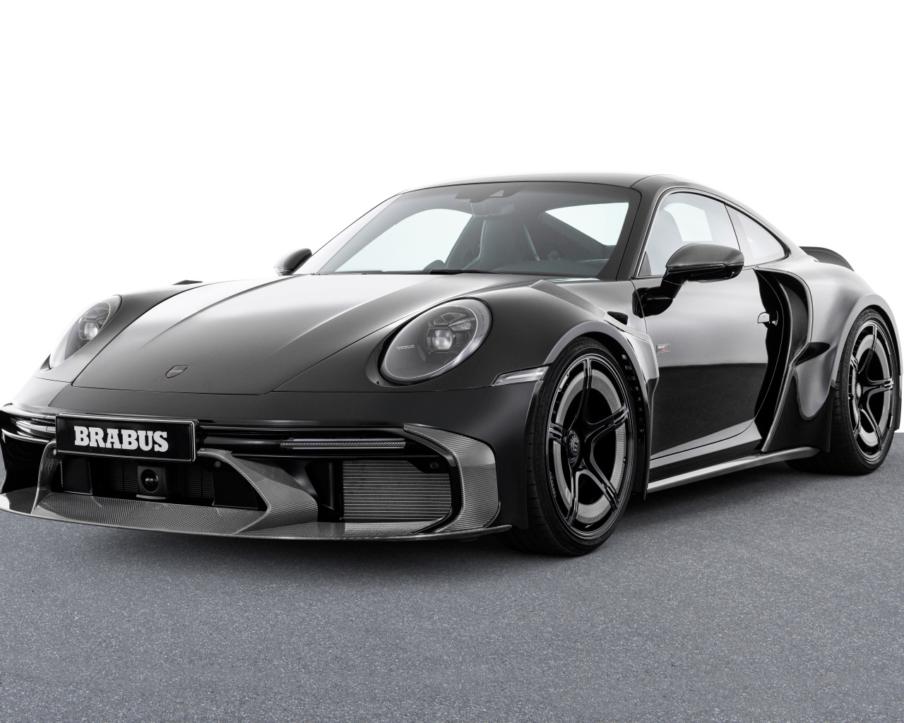 Черный автомобиль  Brabus 900 Rocket R