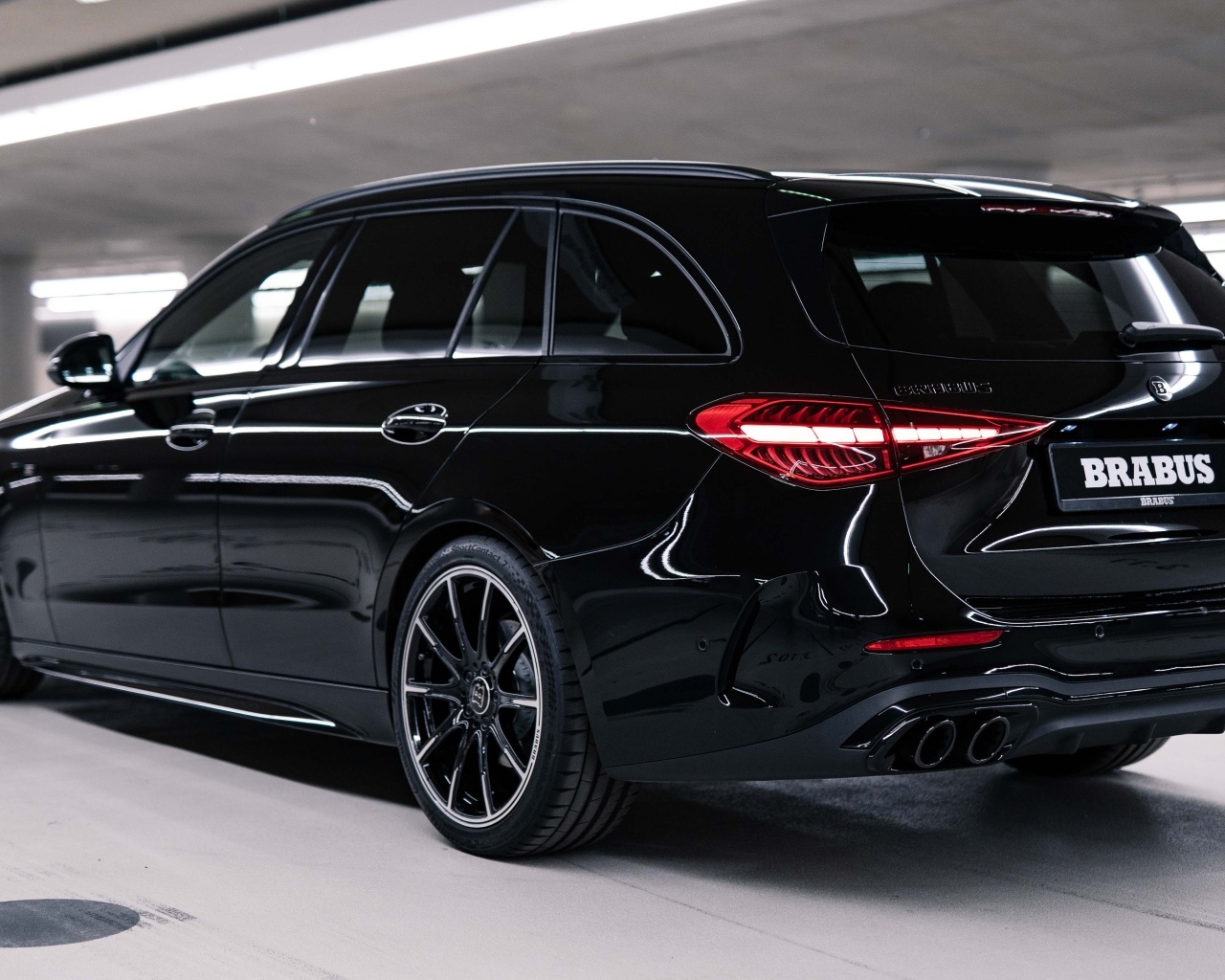 Черный Brabus D30 Estate вид сзади