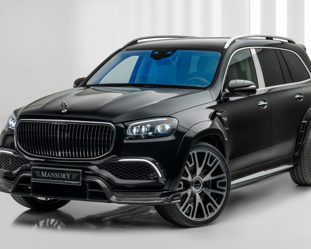 Черный автомобиль Mansory Mercedes-Maybach GLS 600