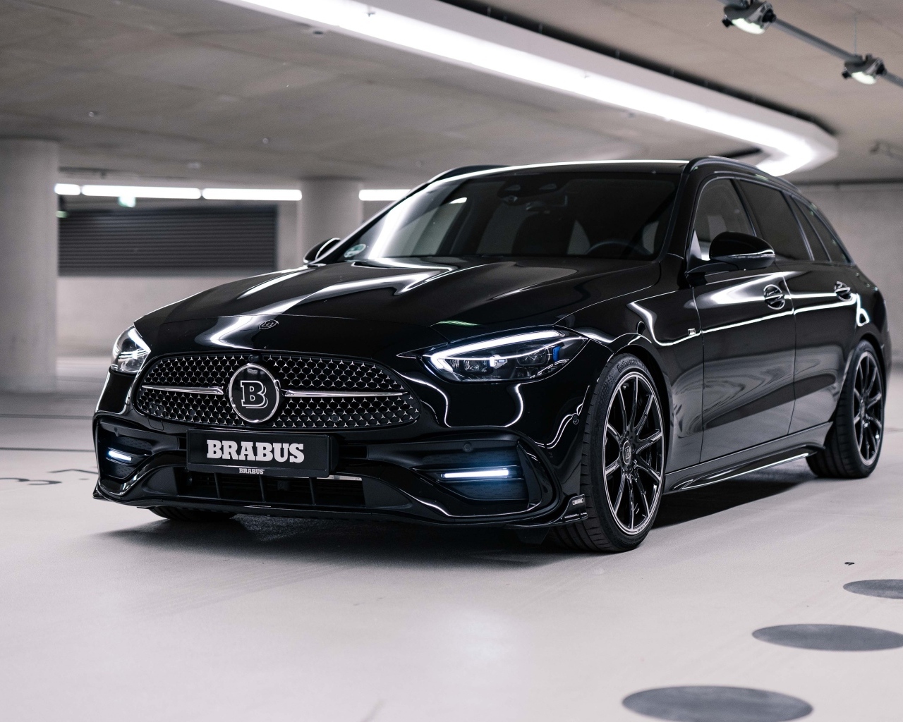 Черный стильный автомобиль  Brabus D30 Estate