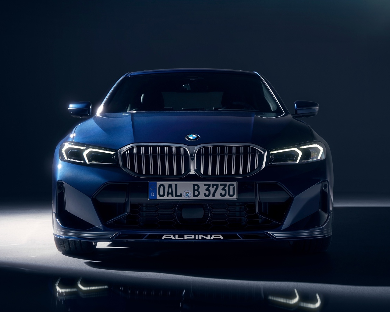 Синий автомобиль Alpina B3 Limousine