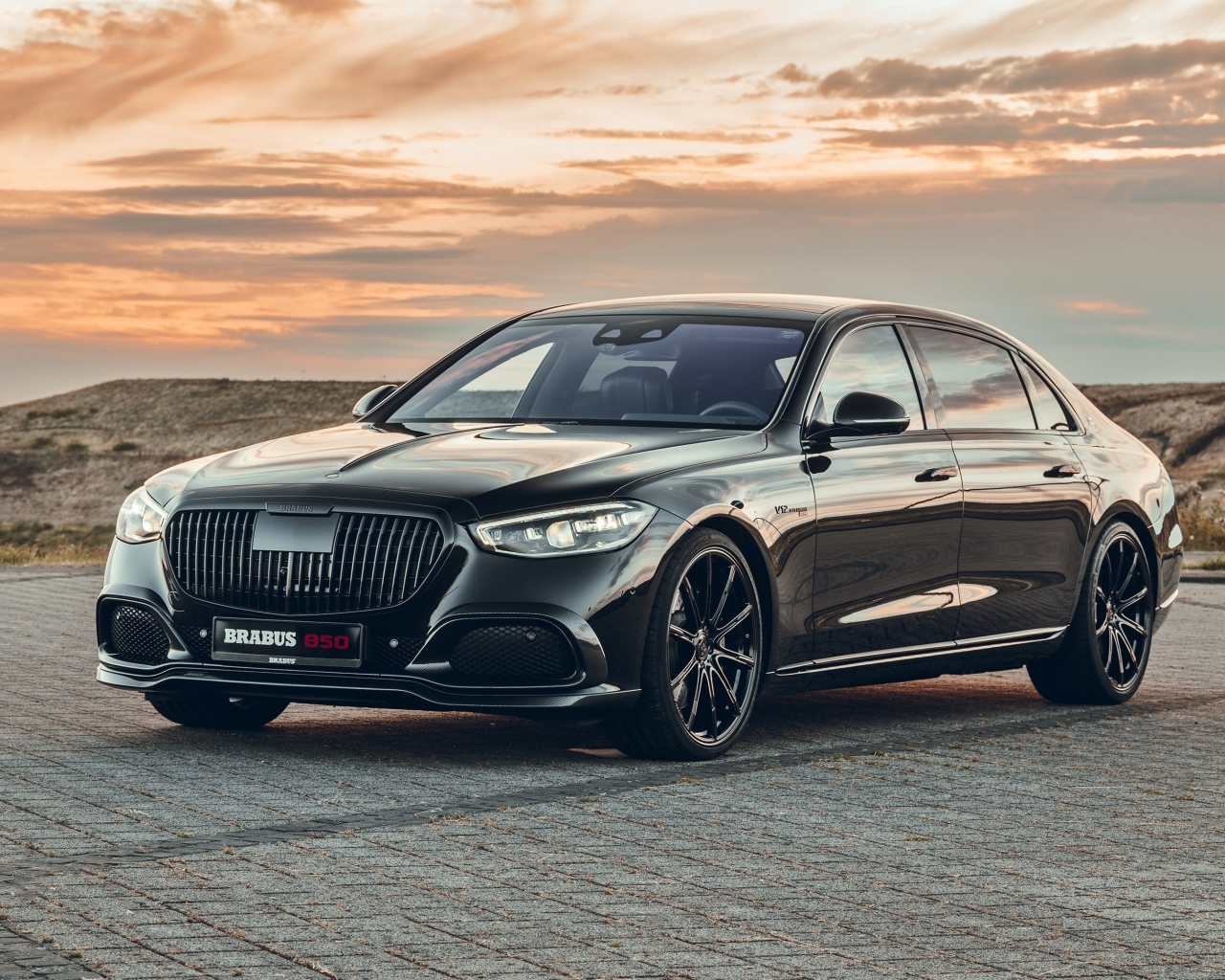 Автомобиль Brabus 850 2023 года на фоне заката