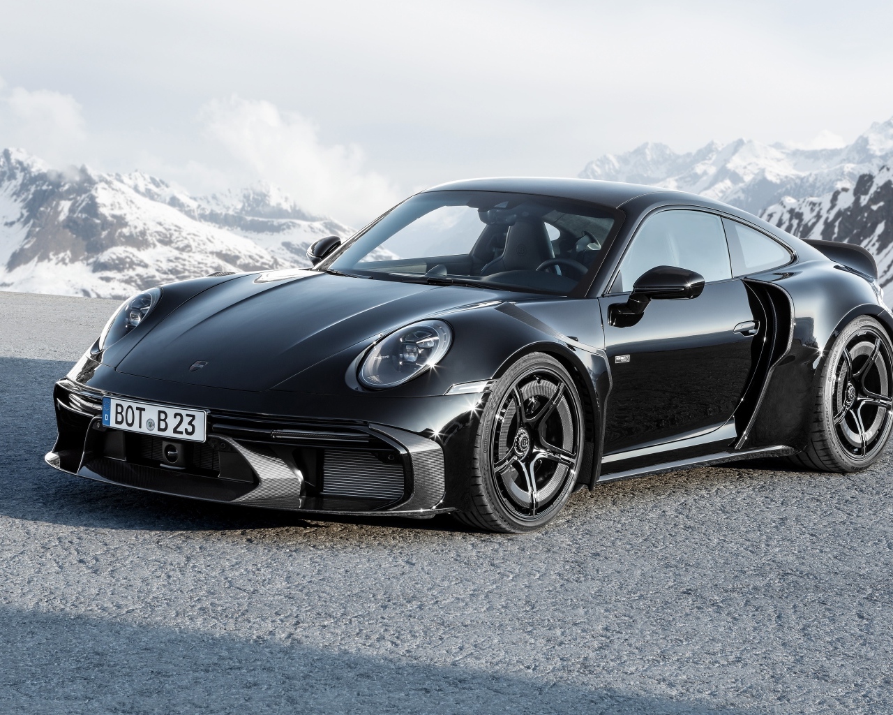 Автомобиль  Brabus 900 Rocket R в горах