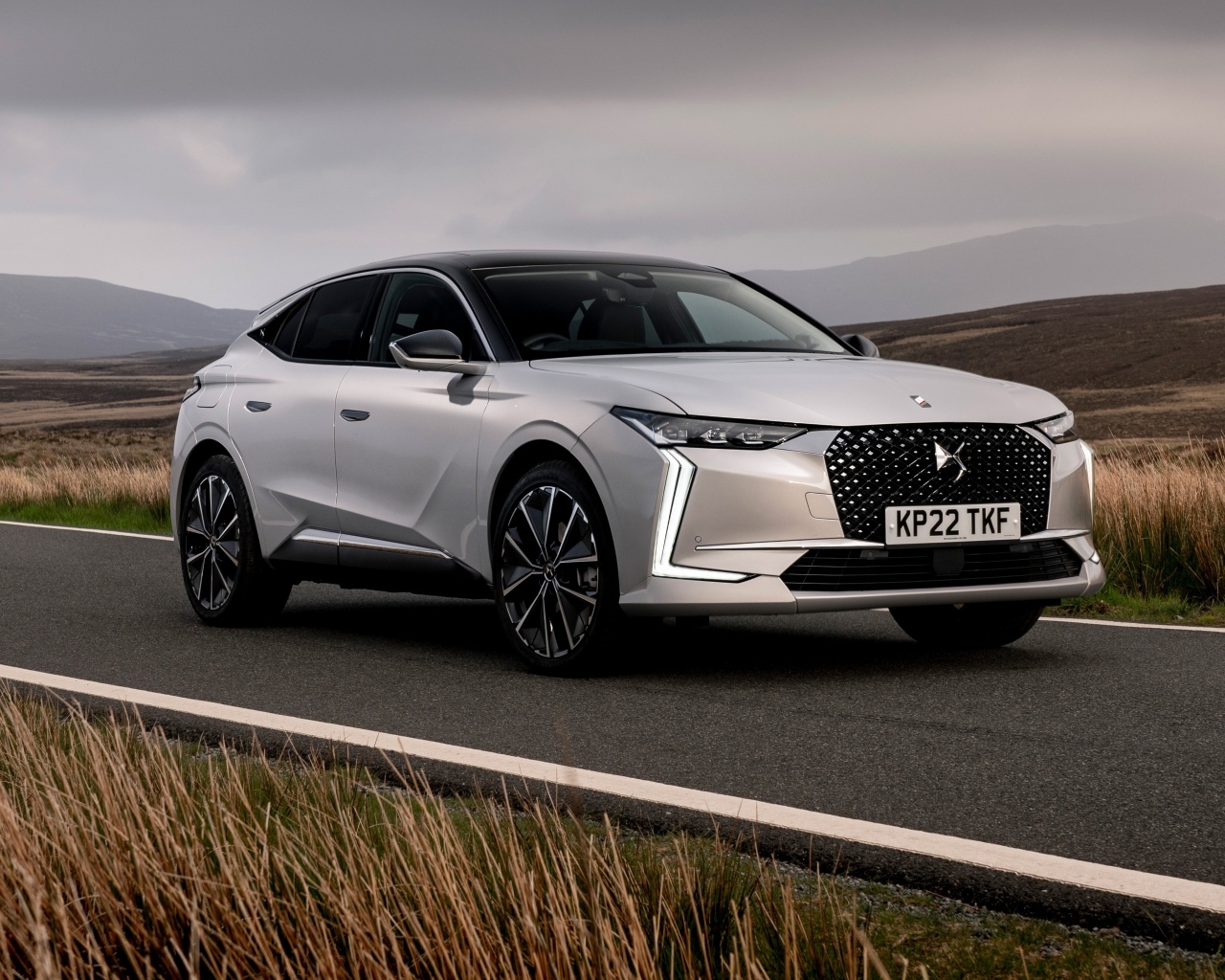 Автомобиль  DS 4 E-Tense Rivoli на дороге