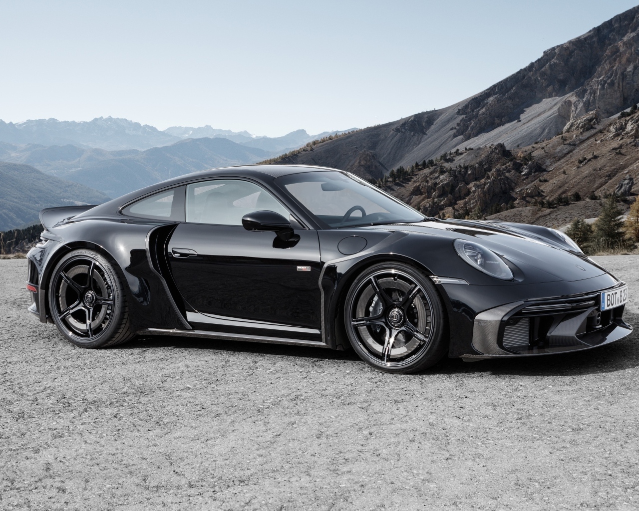 Дорогой черный автомобиль  Brabus 900 Rocket R