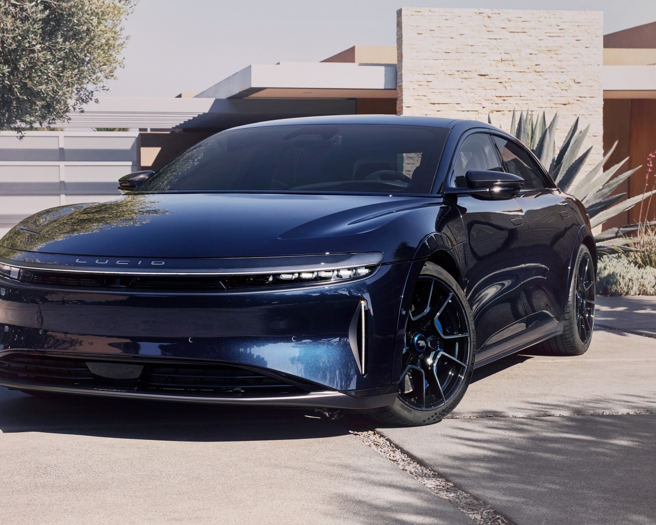 Дорогой автомобиль Lucid Air Sapphire 2023 года