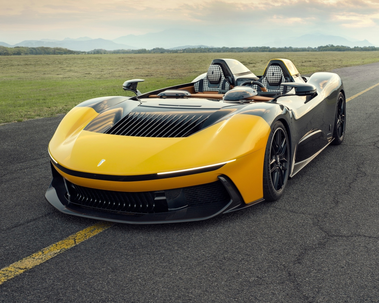 Быстрый дорогой автомобиль Pininfarina B95 Prototipo 2023 года на дороге