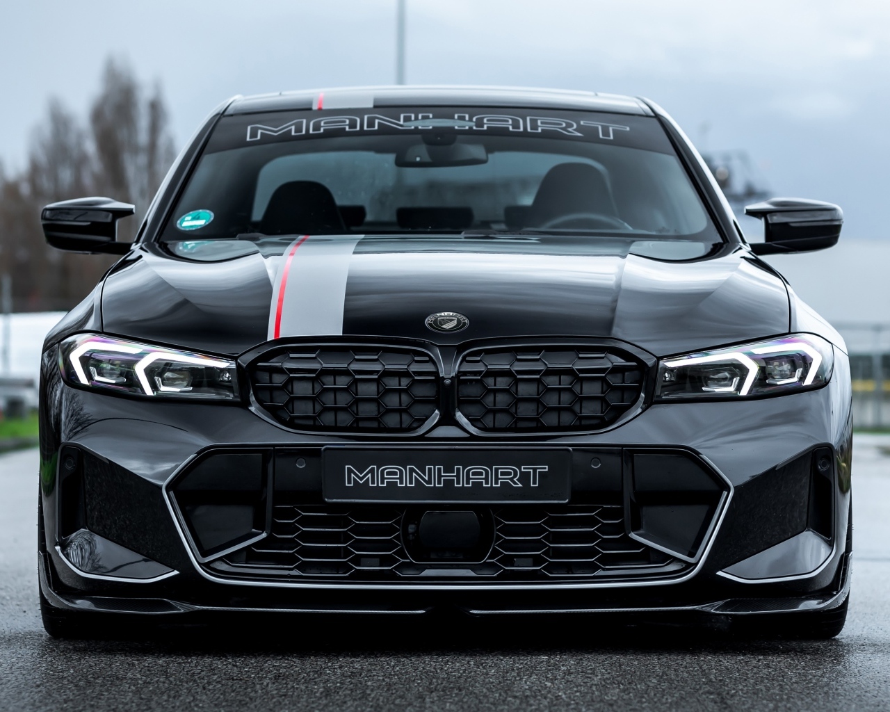 Вид спереди на автомобиль Manhart MH3 400d 2023 года