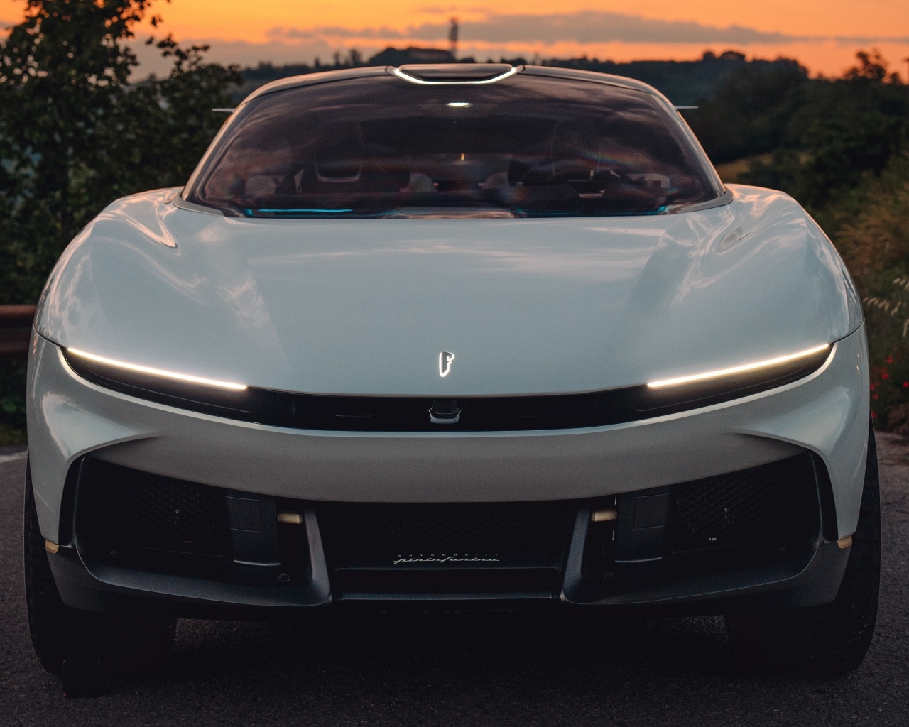 Вид спереди на автомобиль Pininfarina PURA Vision