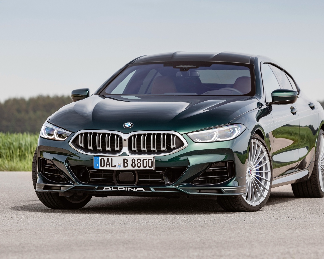 Зеленый автомобиль Alpina B8