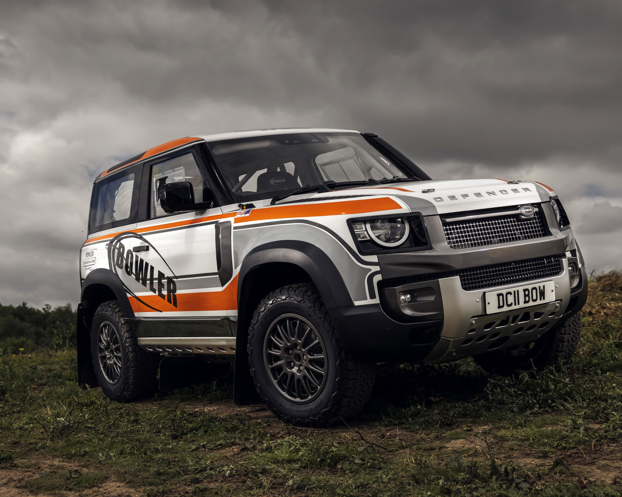 Большой внедорожник  Defender Challenge Car 2022 года на фоне грозового неба 