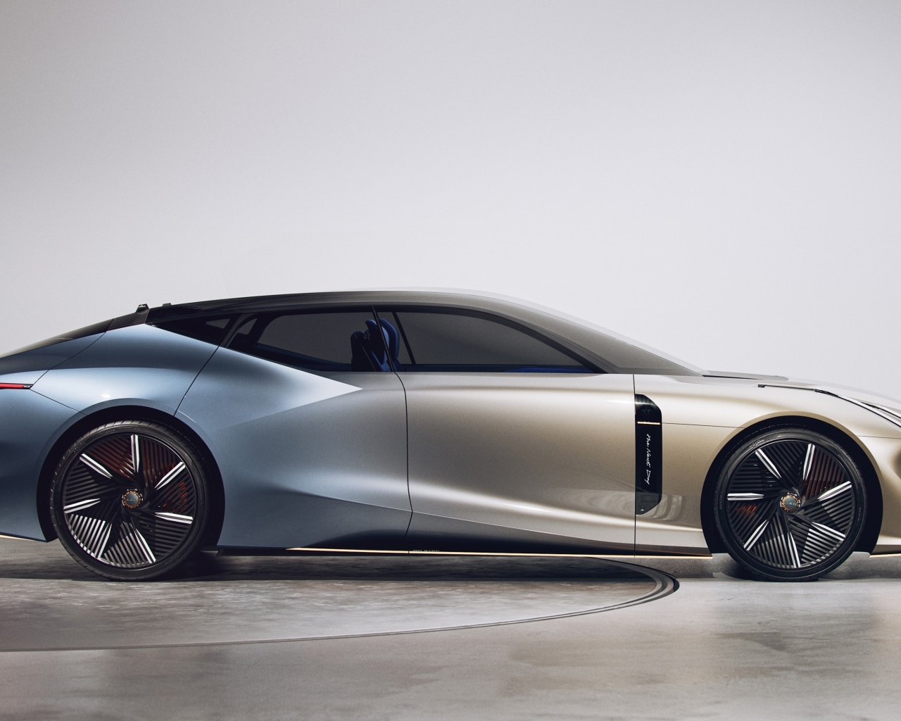 Автомобиль Lynk & Co вид сбоку