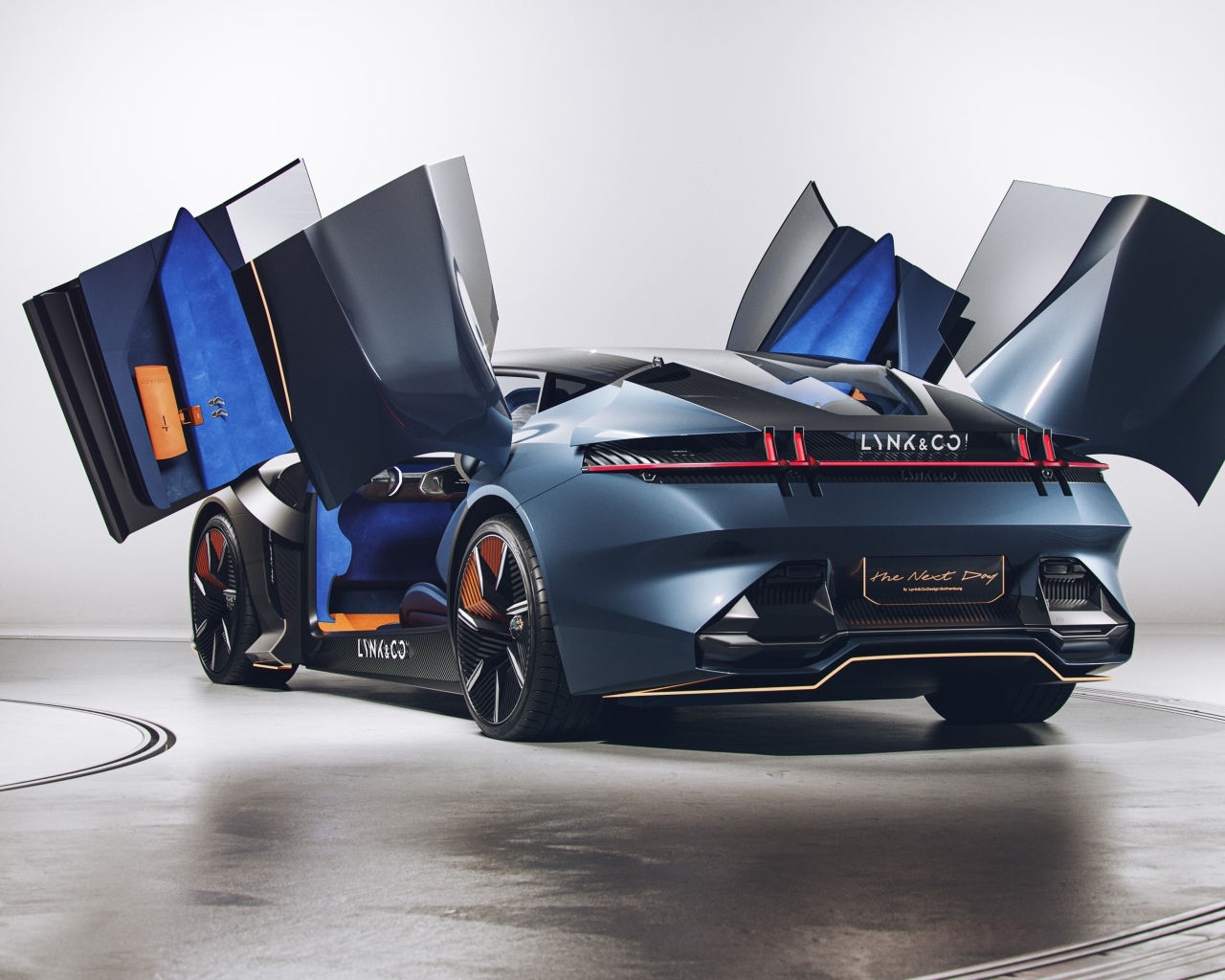 Спортивный автомобиль Lynk & Co с открытыми дверями