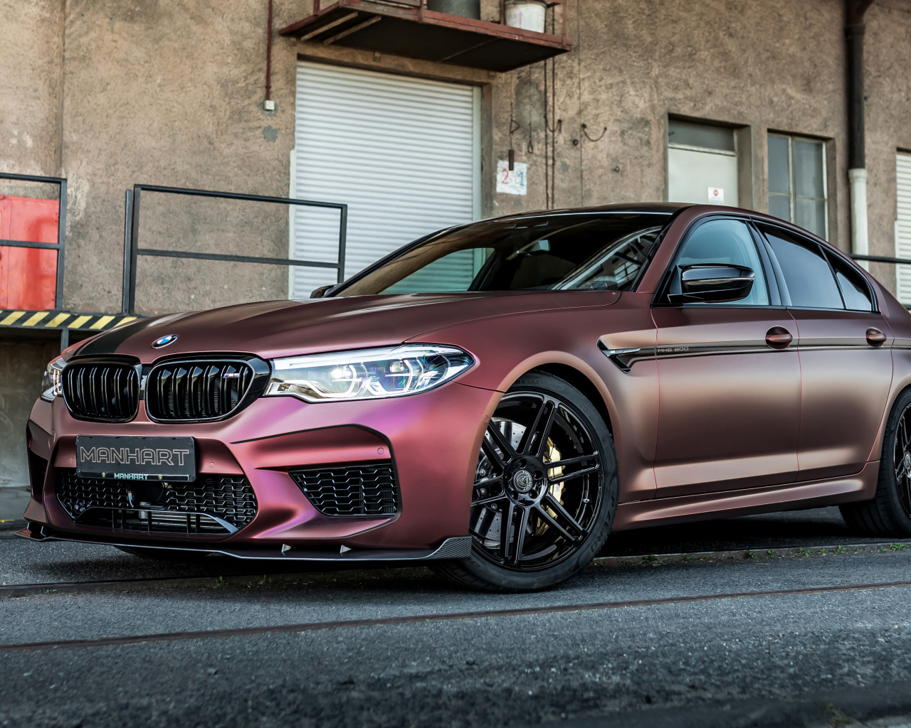 Автомобиль Manhart MH5 800 у дома 