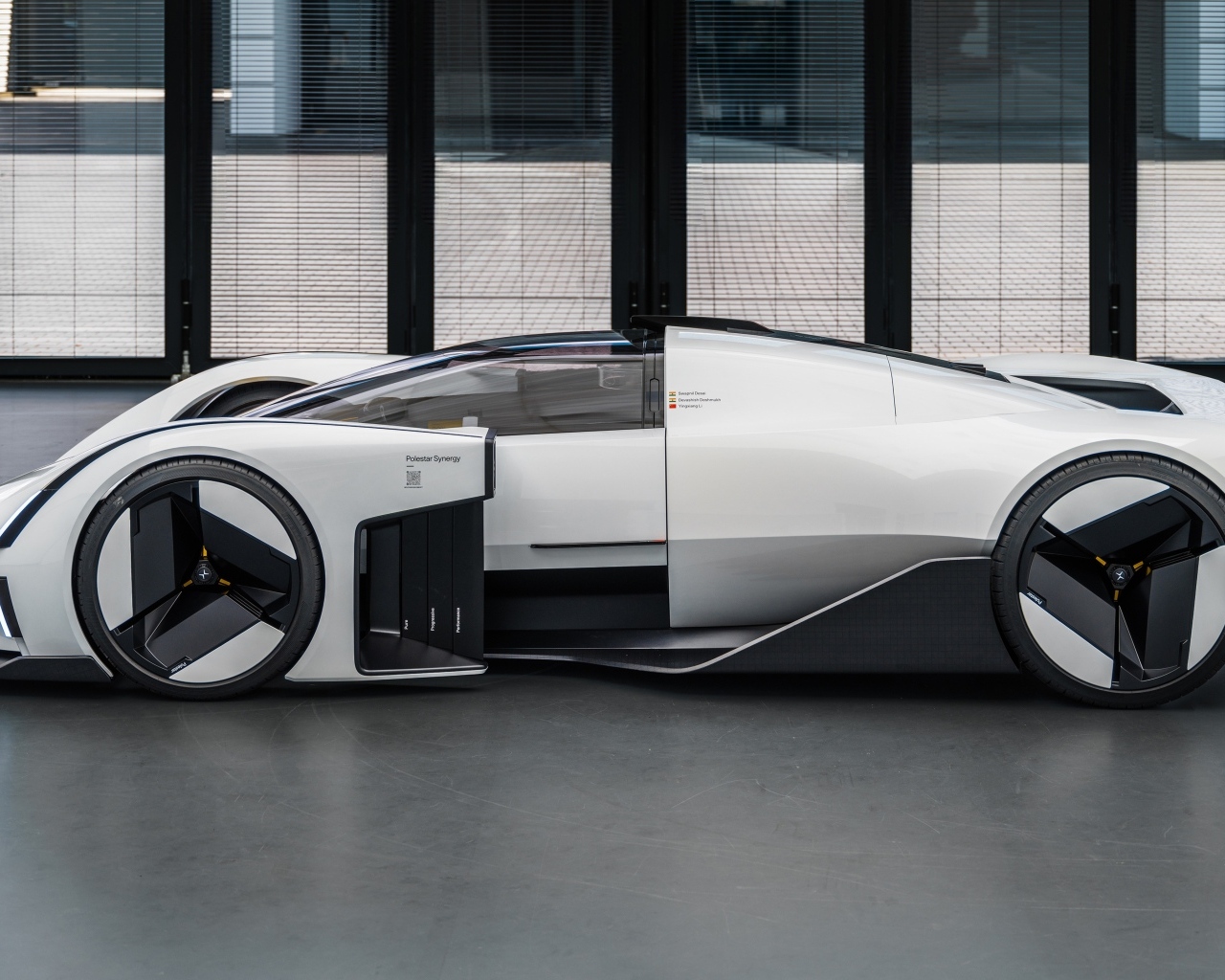 Автомобиль Polestar Synergy вид сзади