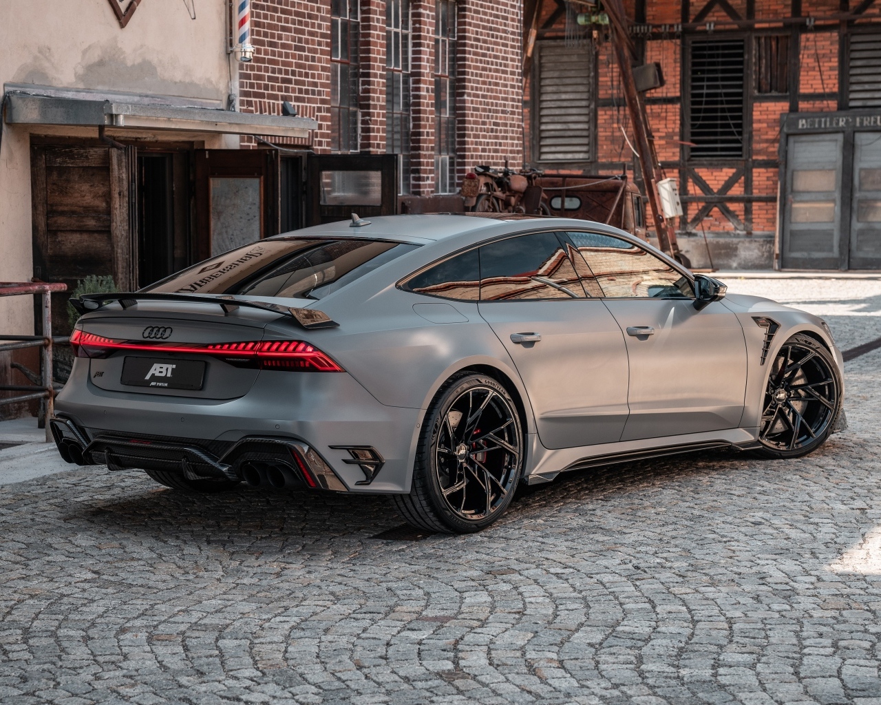 Вид сзади на автомобиль ABT RS7 Legacy Edition 2023 года