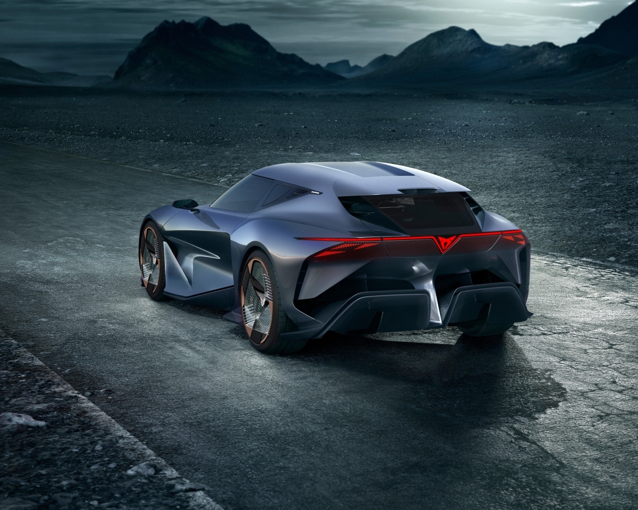 Вид сзади на автомобиль Cupra DarkRebel