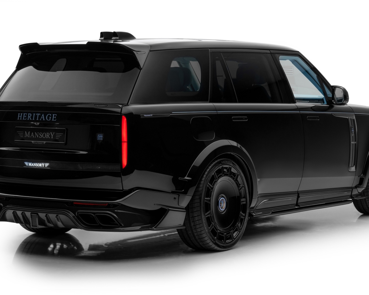 Вид сзади на черный внедорожник Mansory Range Rover SV LWB Heritage 2023 года