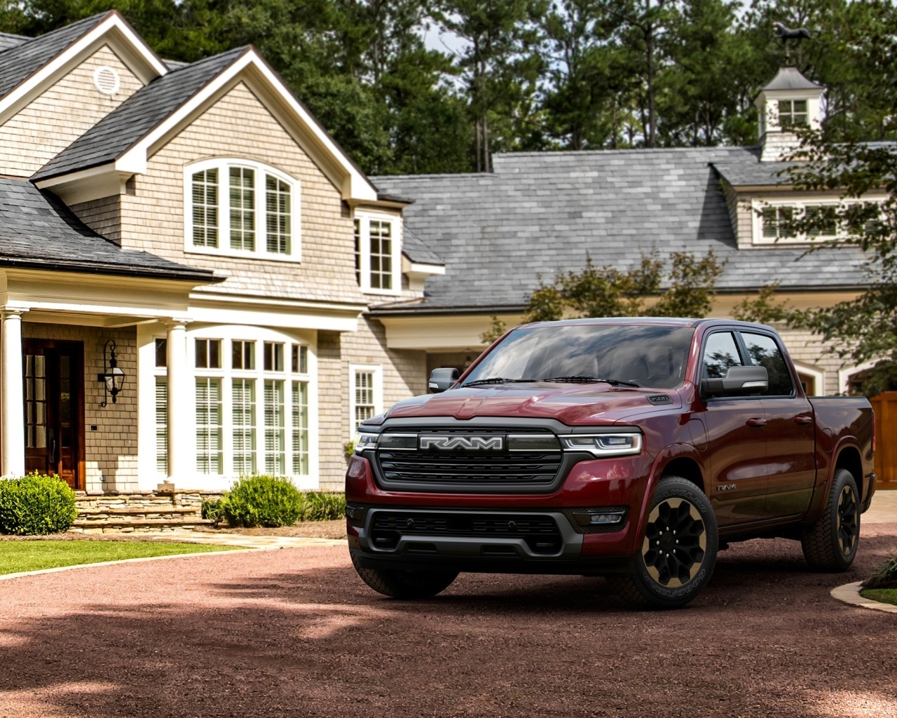 Красный пикап Ram 1500 Ramcharger Laramie 2025 года у дома