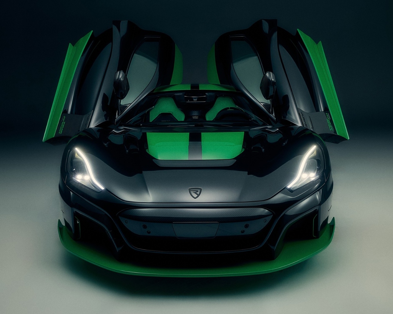 Автомобиль Rimac Nevera Time Attack 2023 с открытыми дверями