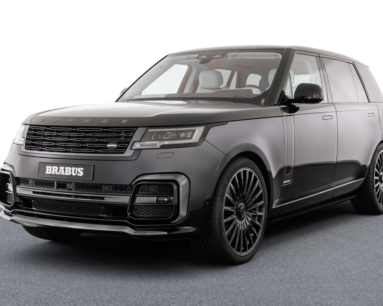 Внедорожник Brabus 600 2023 года на сером фоне