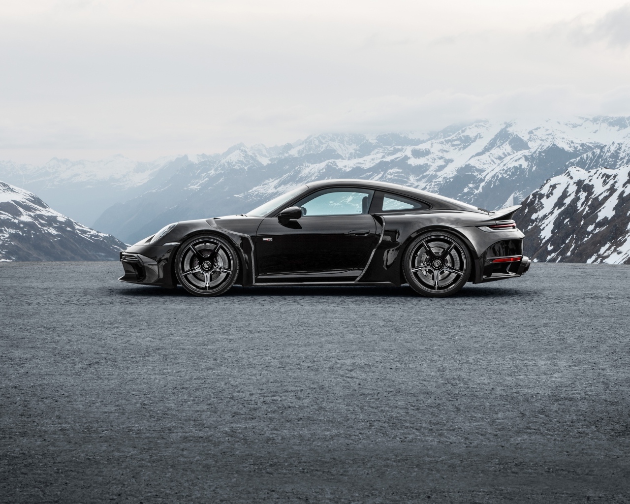 Вид сбоку на автомобиль  Brabus 900 Rocket R