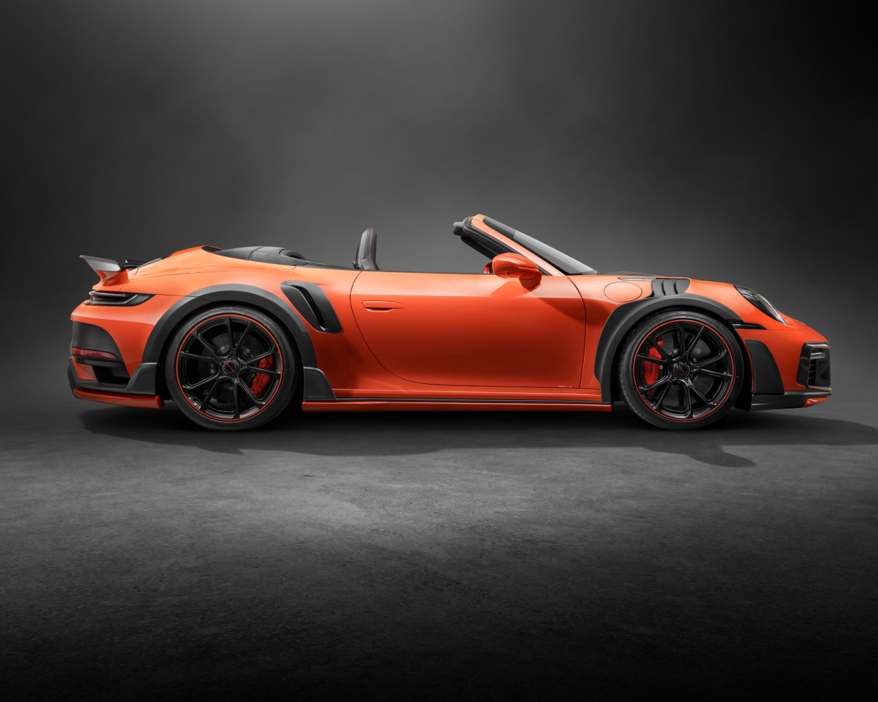 Вид сбоку на красный кабриолет TechArt GTstreet R