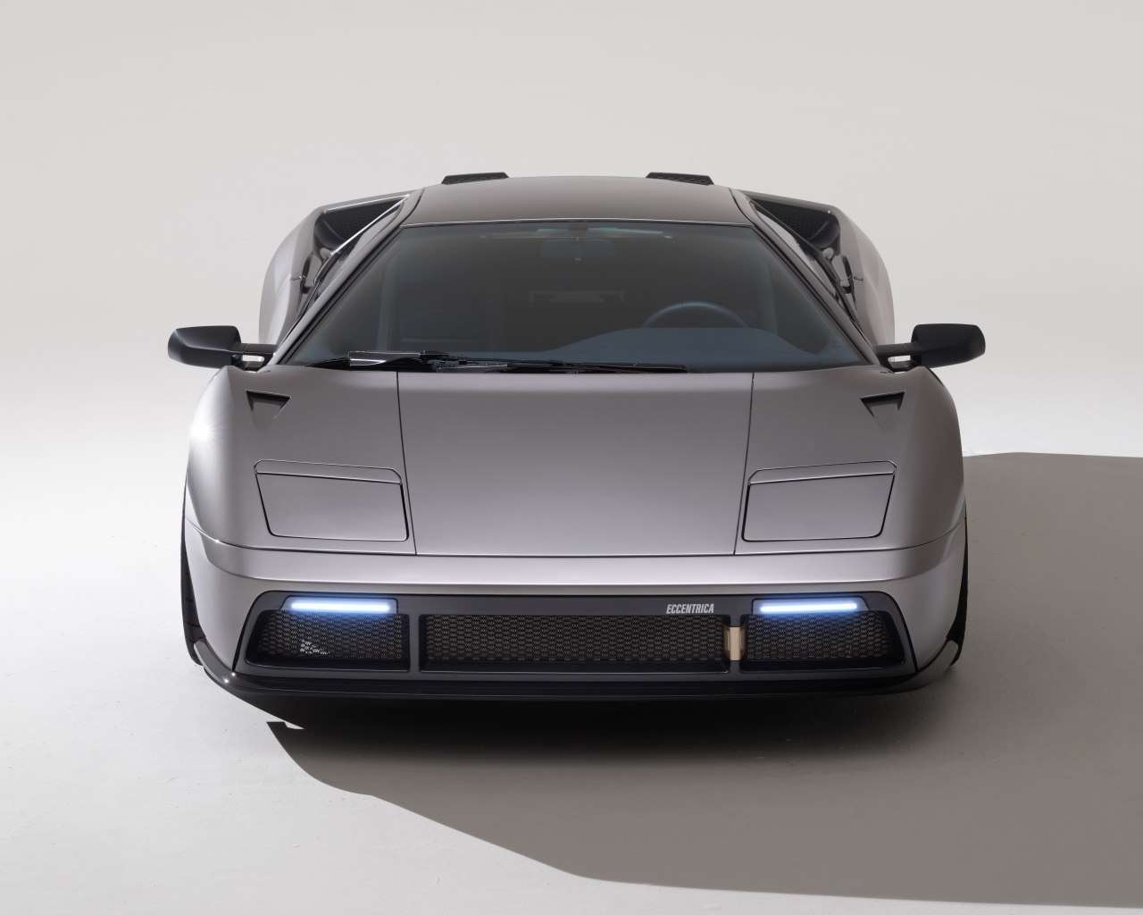 Серебристый автомобиль Eccentrica Restomod 2023 года