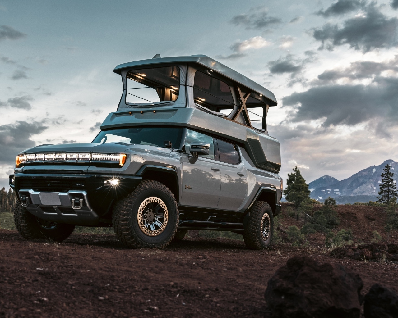 Серебристый внедорожник HUMMER EV EarthCruiser 2024 года
