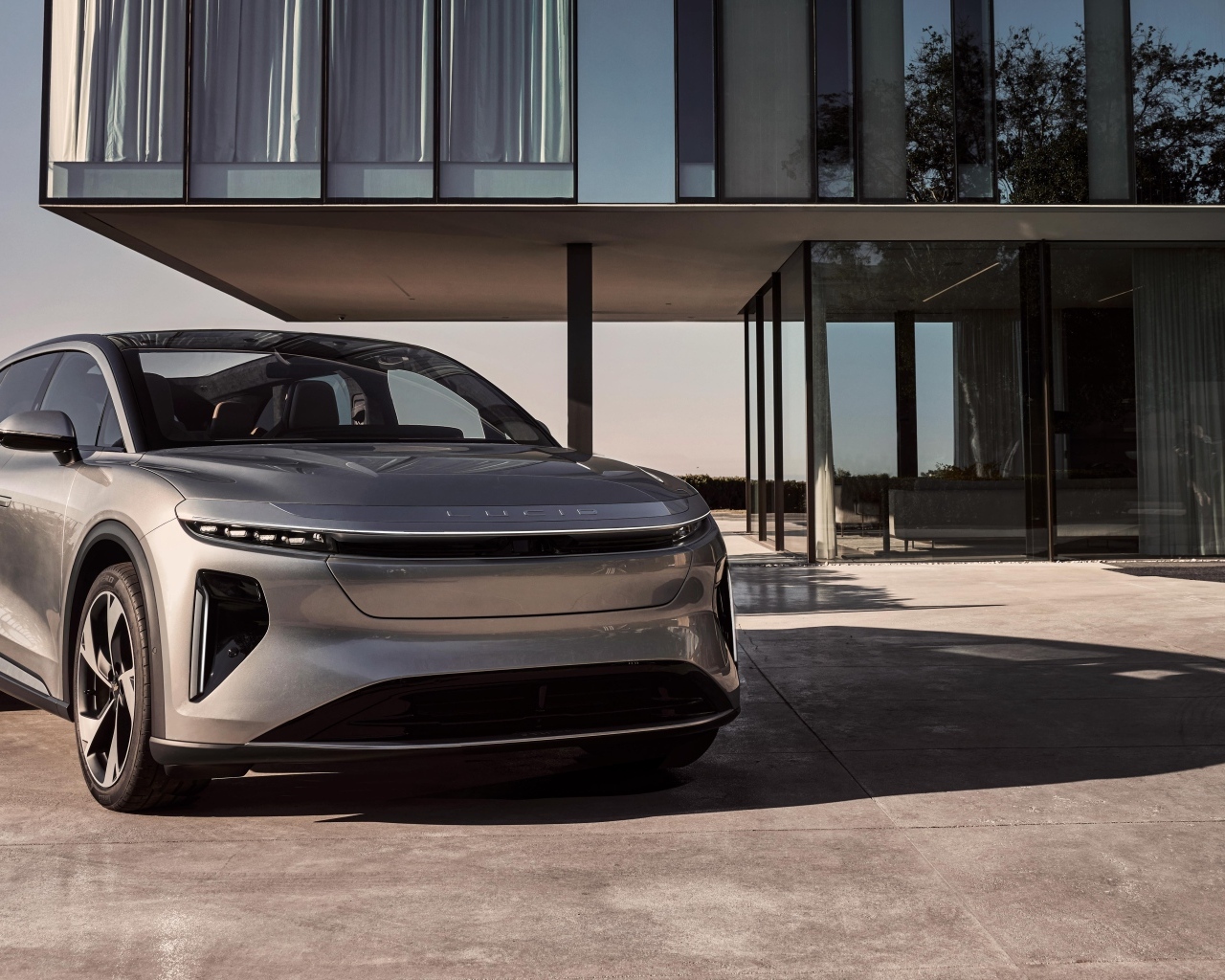 Серебристый внедорожник Lucid Gravity 2025 года