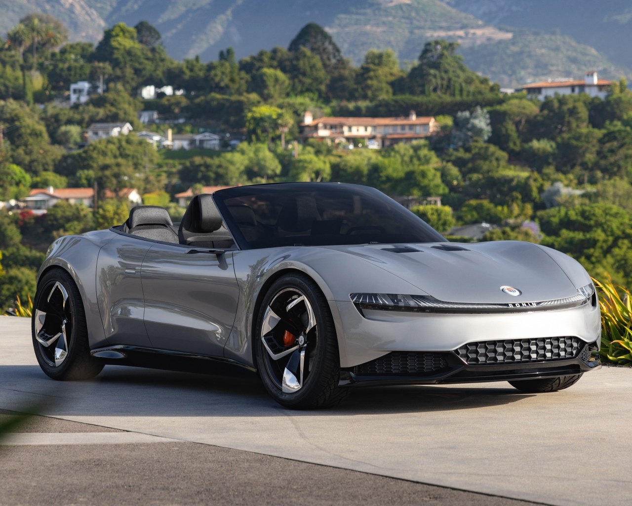Серебристый автомобиль Fisker Ronin