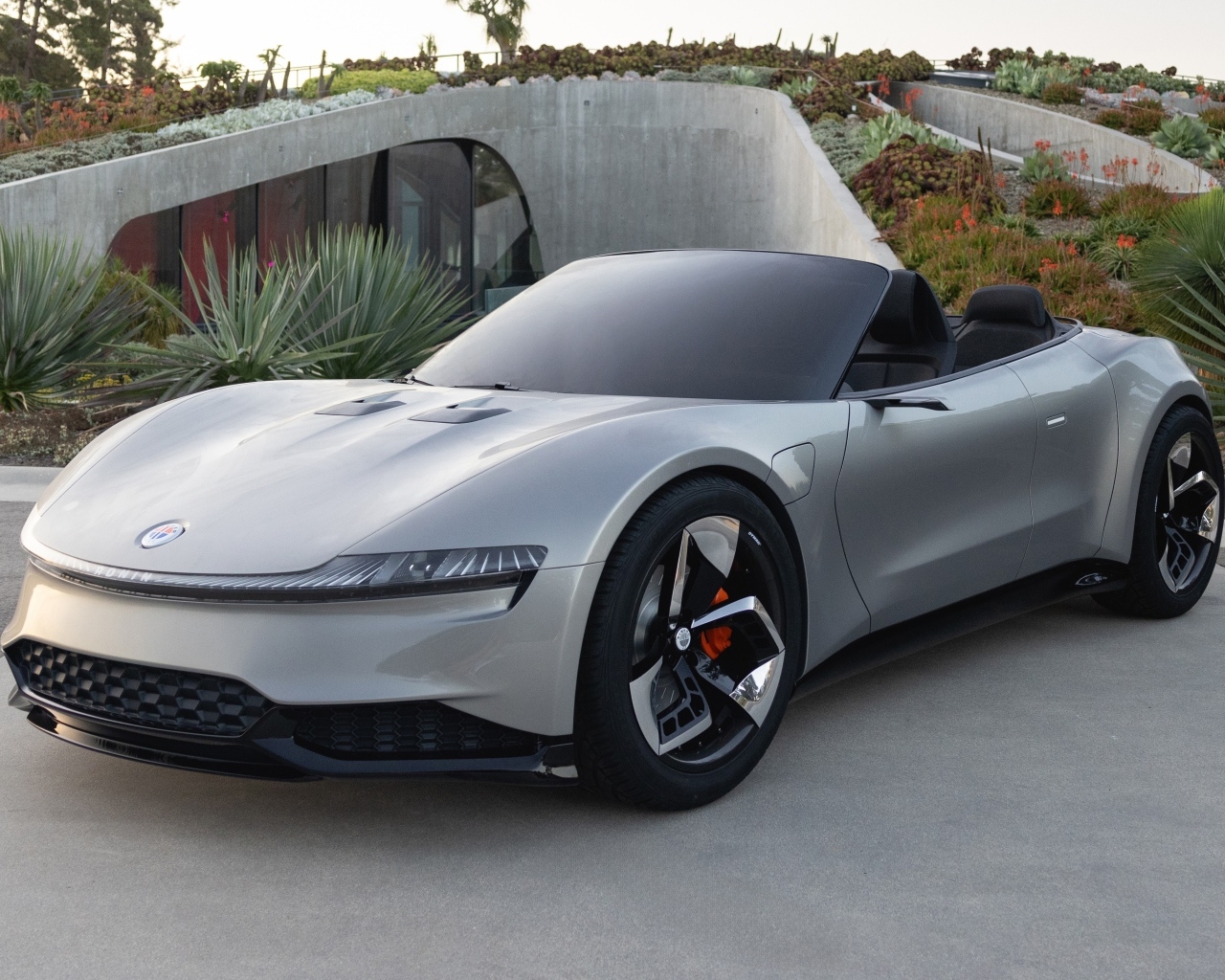 Серебристый спортивный автомобиль Fisker Ronin