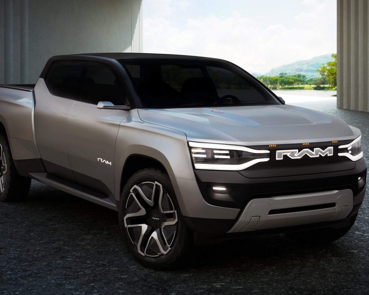 Серебристый Ram 1500 Revolution BEV Concept 2023 вид спереди